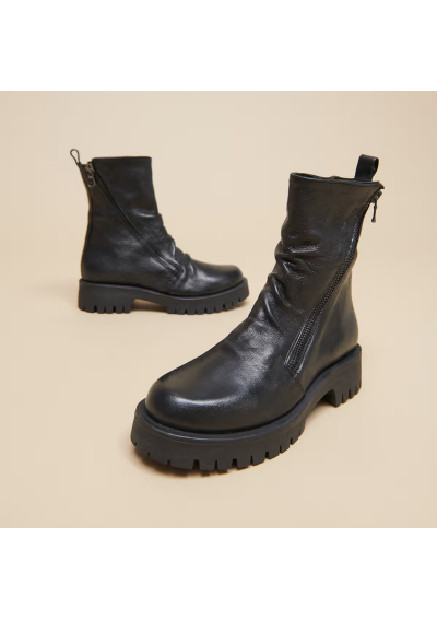 JONAK Kozaki z suwakami i traperową podeszwą z czarnej postarzanej skóry | ROLIN