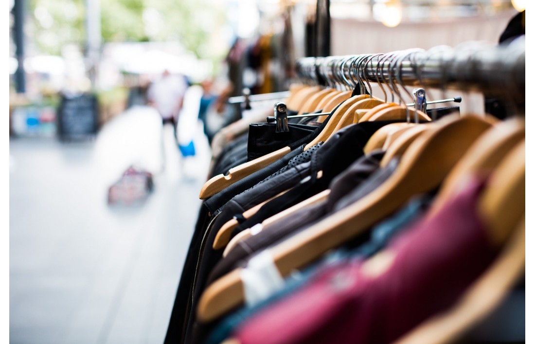 Czym jest outlet i dlaczego warto robić tam zakupy?